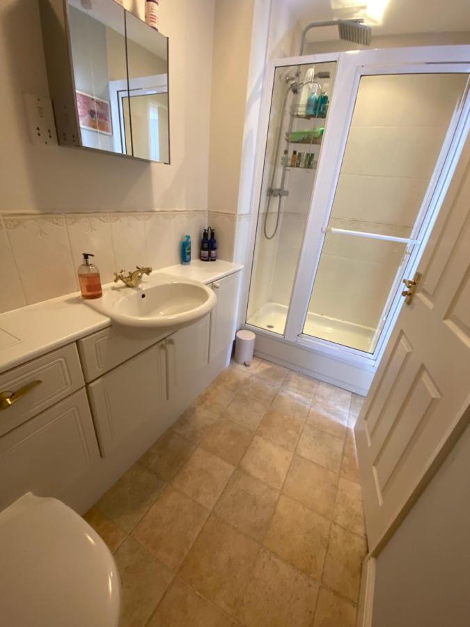 Choice Of One Double Bedroom With A Comfy Double Bed And Private En Suite For Solo Travellers Or Couples ,Or Alternatively Book Two Double Bedrooms For Families Or Friends パドック・ウッド エクステリア 写真